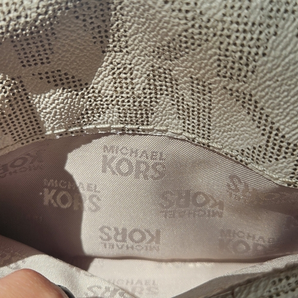 Michael Kors Ivory Signature Logo Bifold Wallet Credit Card Bills Slots - Picture 9 of 9